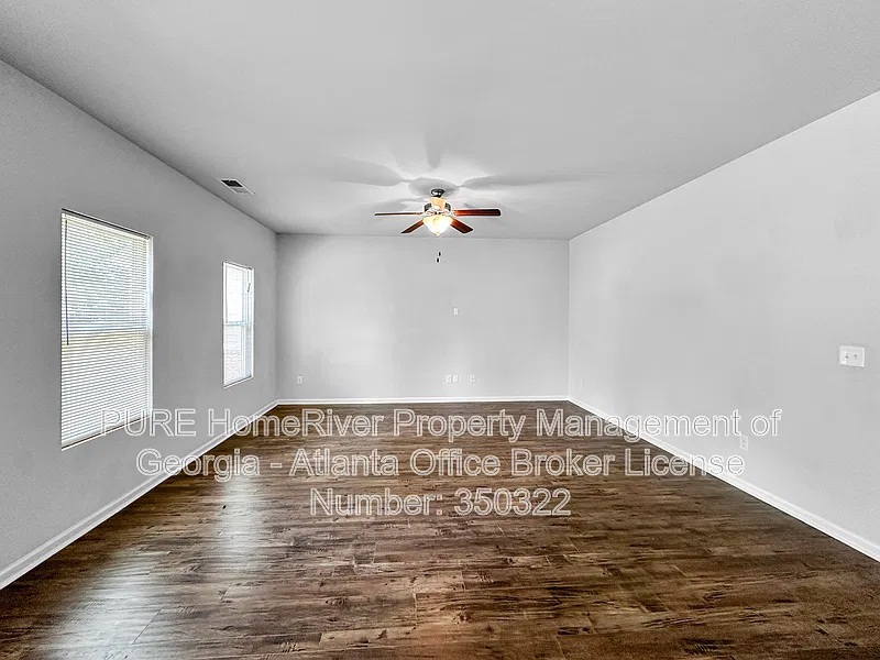4 bed, 2.5 bath, 1940 sqft, $2,145 — Photo 2