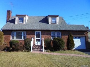 10 Barrington St, Westbury, NY 11590
