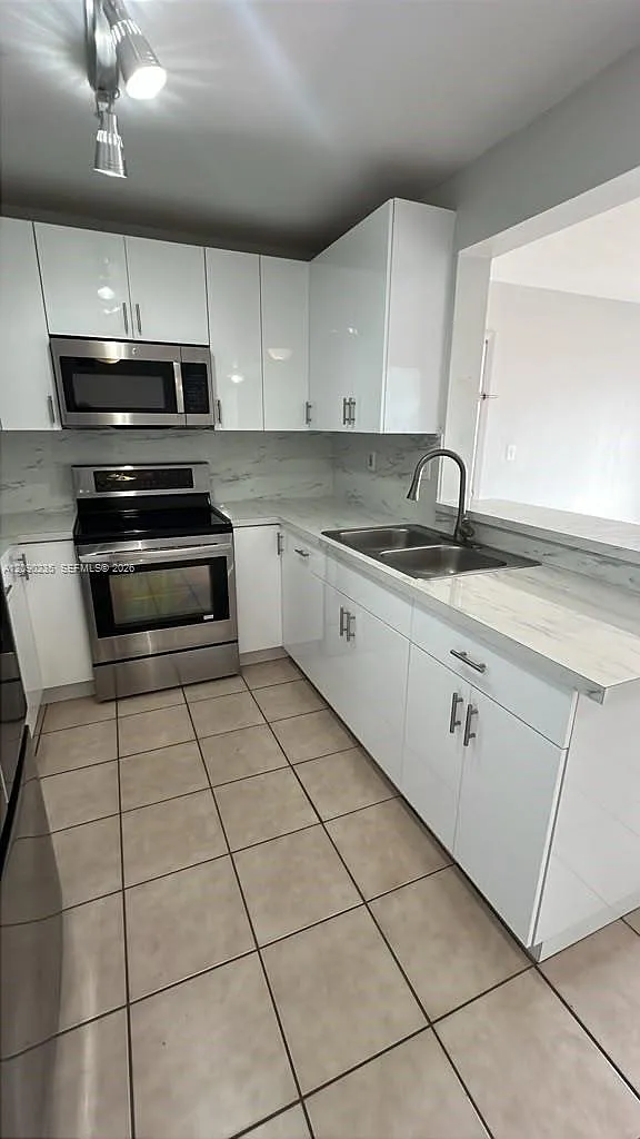 Palms Of Pembroke Condo — Photo 2