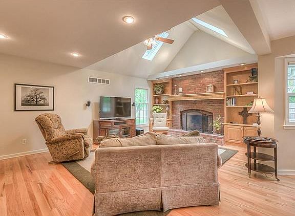 4th image of 6315 Beverly Dr