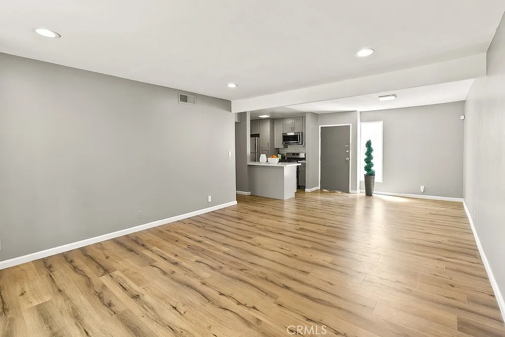 3 bed, 1148 sqft, $3,400 — Photo 2