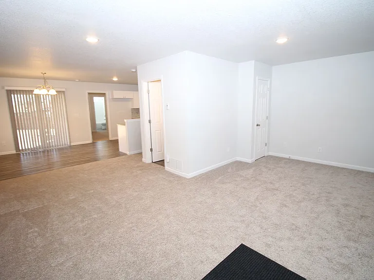 943 E Moreno Ave — Photo 2