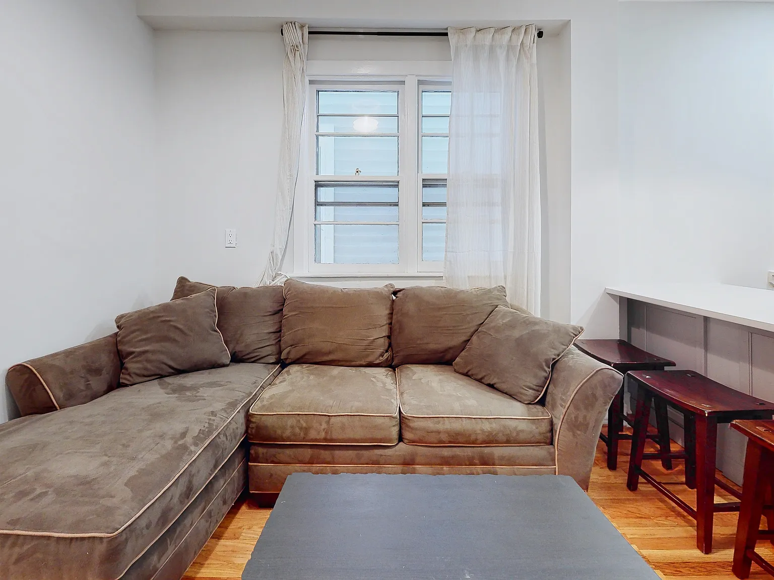 4 bed, 2.0 bath, 1080 sqft, $4,500 — Photo 3