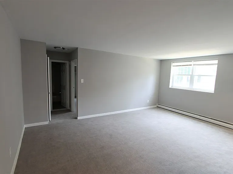 West Walnut Lane Apartments — Photo 18