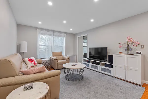 Sold by Remax Edge | media 1