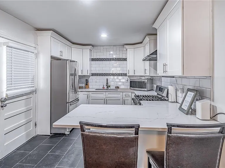 2456 Harwood Dr — Photo 2