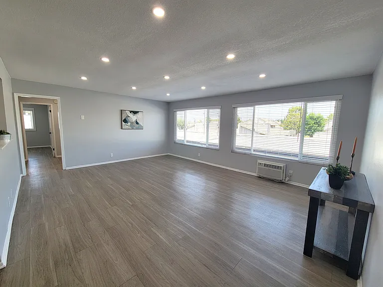 Marquis Apartments — Photo 37