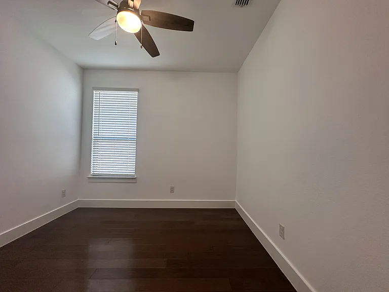 2609 Chevy Chase Dr — Photo 32