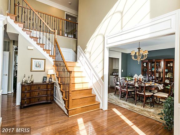 2nd image of 800 Carriage House Ct