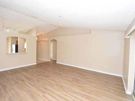 4th image of 15 Pinetree Dr