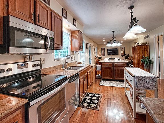 5th image of 958 Anderson Glen Dr