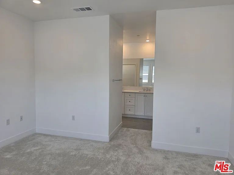 426 Lobata — Photo 18