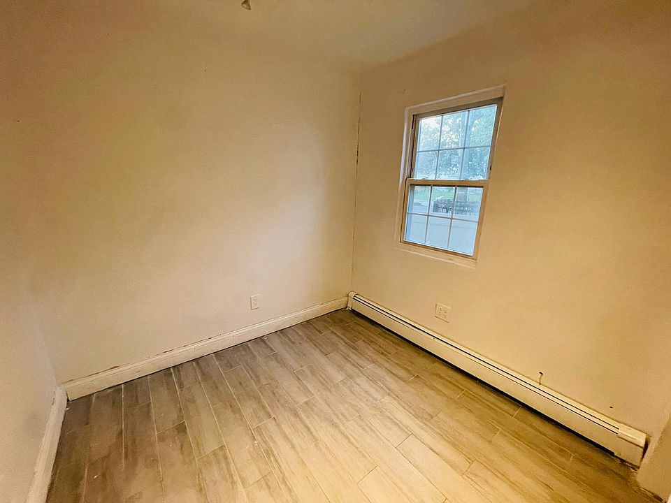 2nd image of 133 Farmers Blvd #1