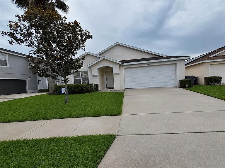944 Lockbreeze Dr — Photo 1