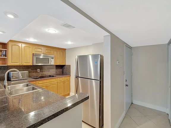 5th image of 345 Ocean Dr APT 305