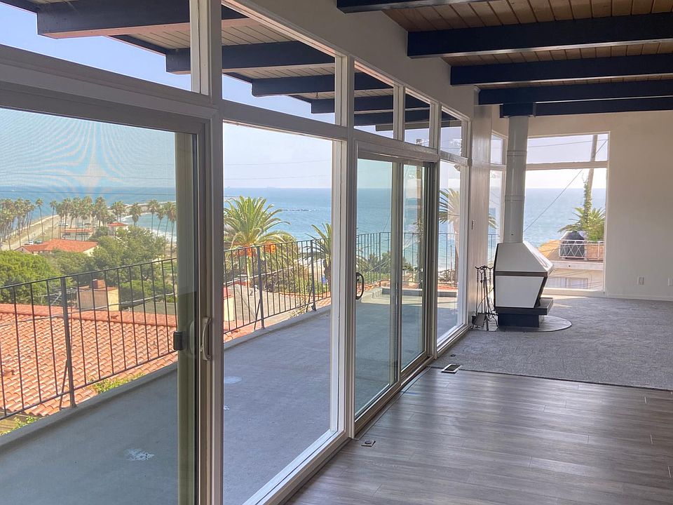 Livingroom view of the beach