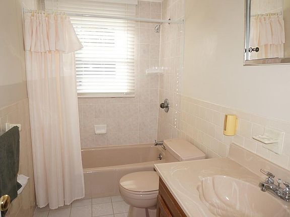 5th image of 22 Dartmouth Dr