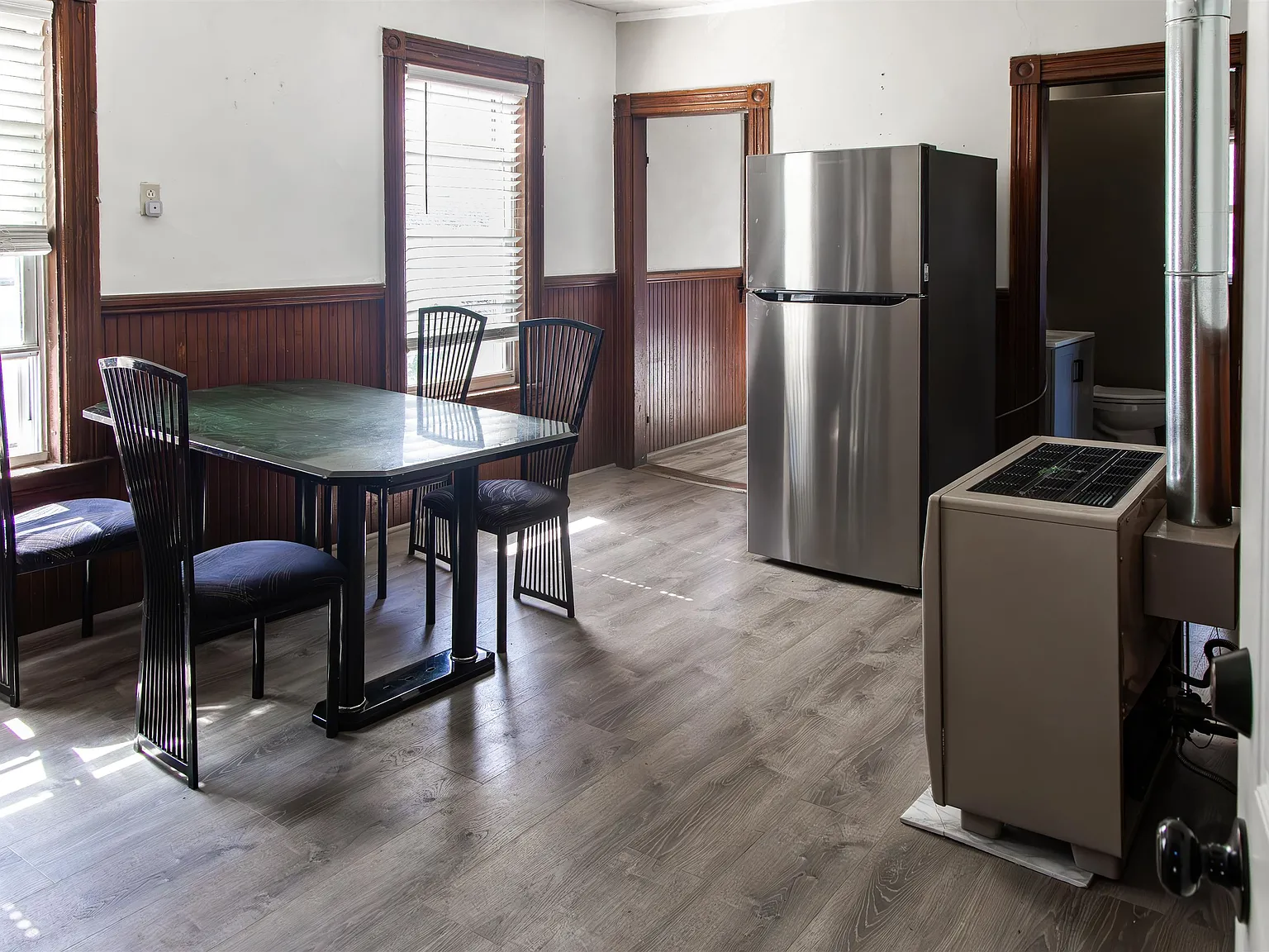 3 bed, 1.0 bath, 1372 sqft, $1,800 — Photo 4