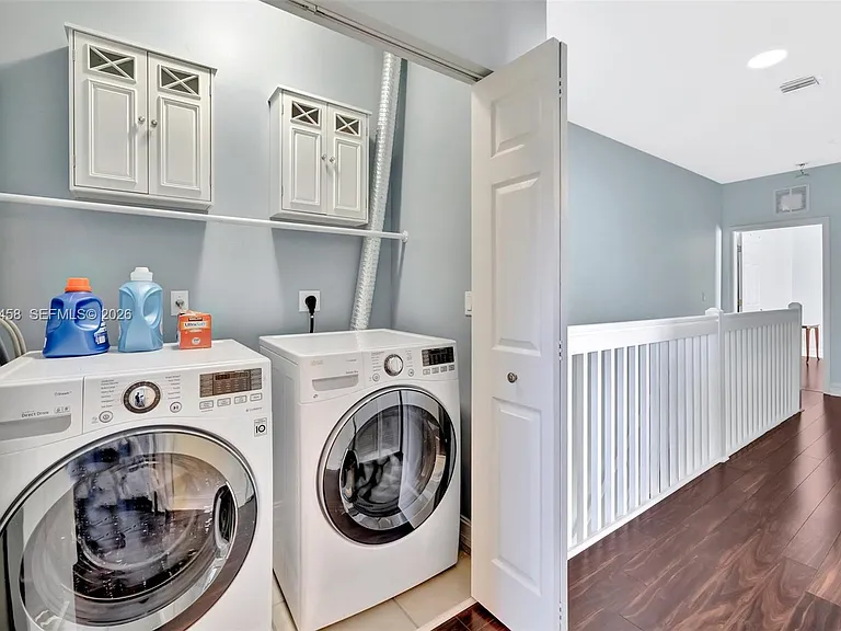 853 SW 11th Ct — Photo 38