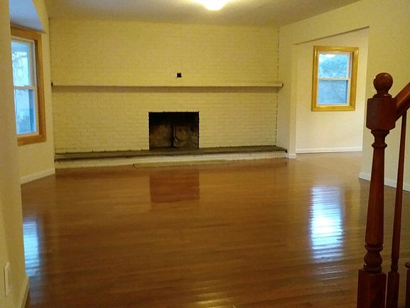 Large Living Room w/wood Burning Fireplace