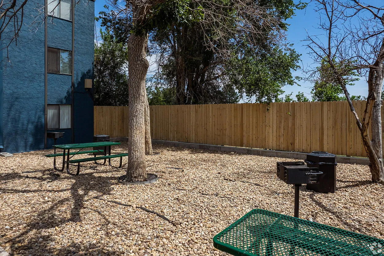 Parkwood Plaza Apartments — Photo 4