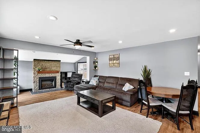 3 bed, 2.0 bath, 1507 sqft, $2,300 — Photo 2