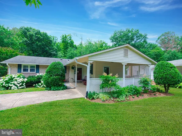 5209 Pumphrey Dr, Fairfax, VA 22032