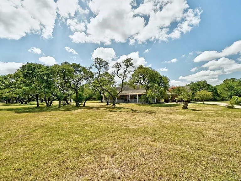 200 Oak Hollow Ln — Photo 3