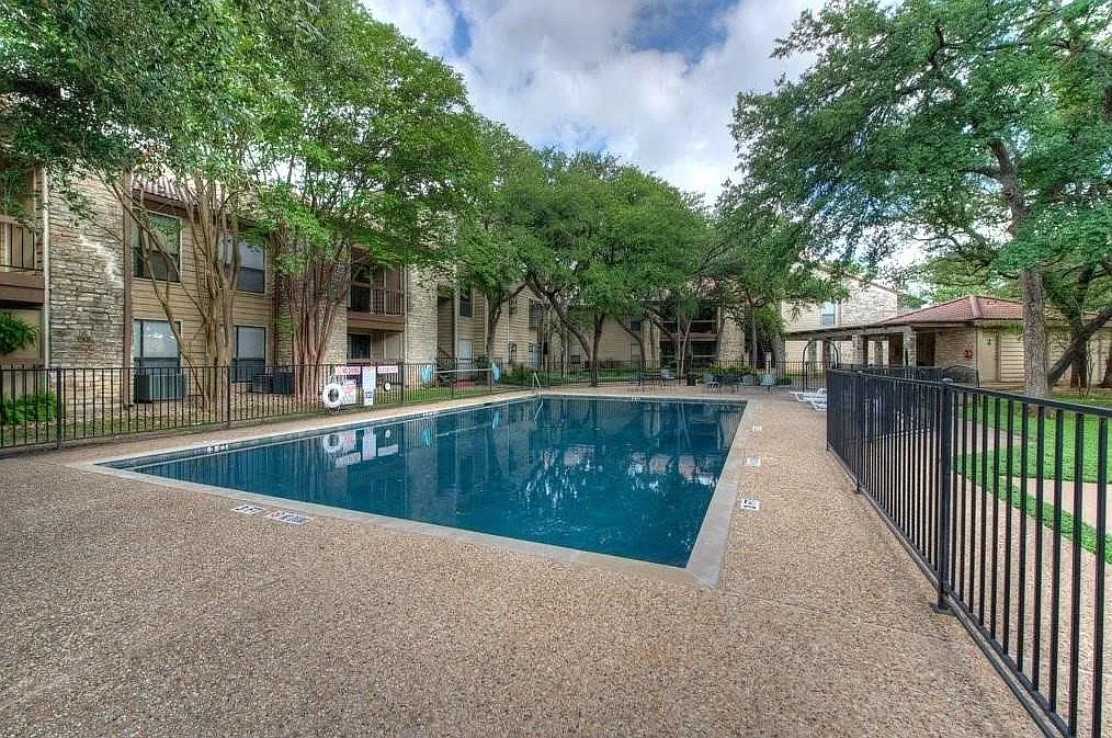 2 bed, 2.0 bath, 853 sqft, $1,350 — Photo 2