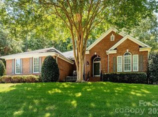 9425 Briarwick Ln, Charlotte, NC 28277