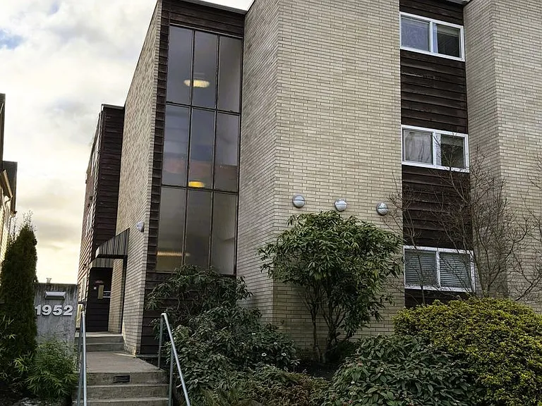 1952 Thorndyke Ave W — Photo 1