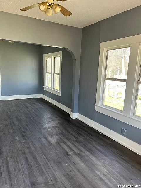3 bed, 1.0 bath, 860 sqft, $1,250 — Photo 3