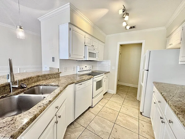 10017 Foxrun Rd — Photo 5