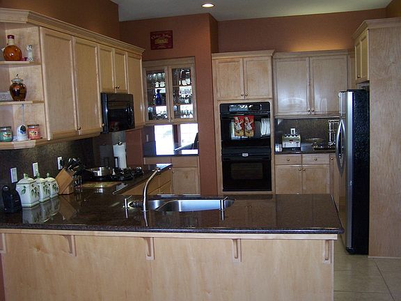 Granite counters,maple cabinets dbl ovens perfect for the chef !!