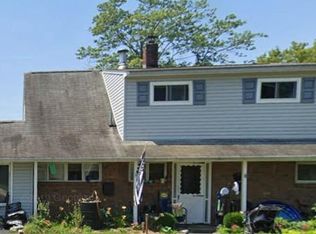 15 Hollyhock Ln, Levittown, PA 19055