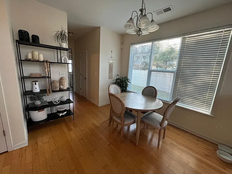 Breakfast/Dining Area