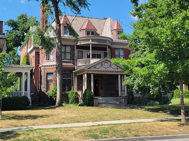 300 Princess Ave — Photo 25
