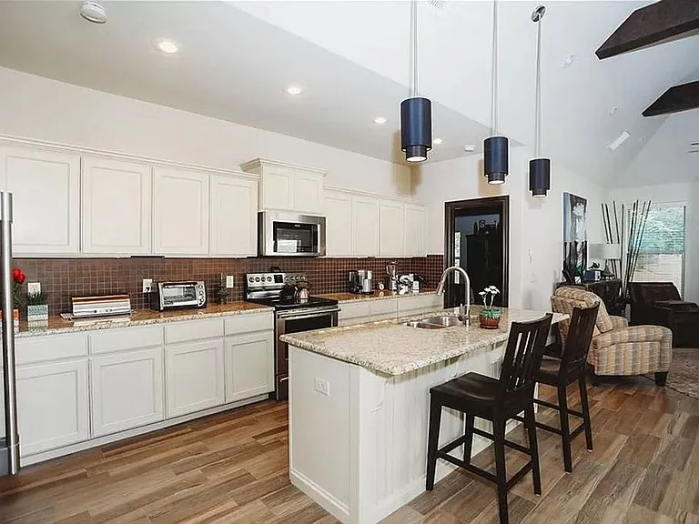 1804 SW Riverstone Rd — Photo 2