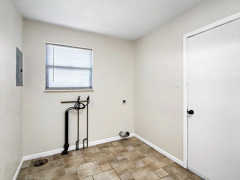 12215 Blackhall Dr — Photo 22