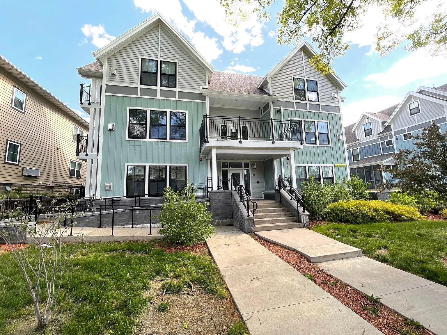 507 E College St — Photo 1