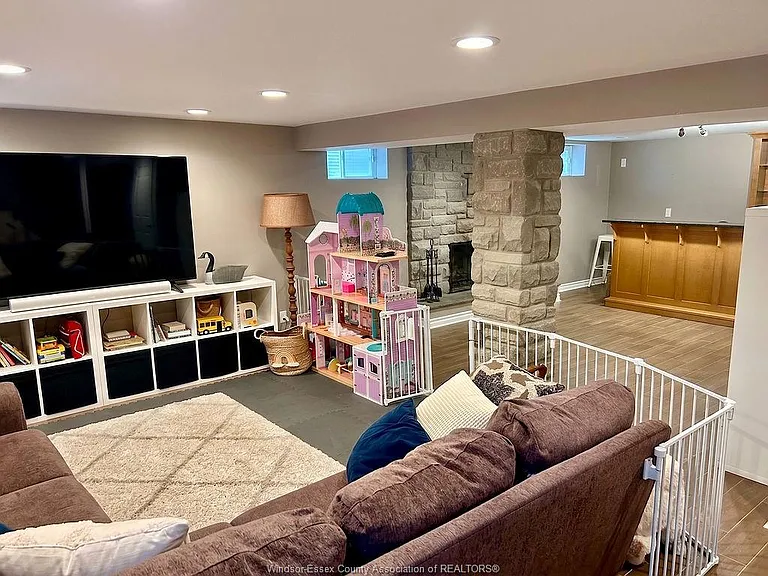 338 Barry Ave — Photo 17