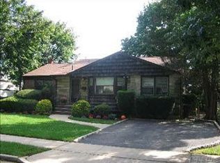 22 Melanie Ln, Syosset, NY 11791