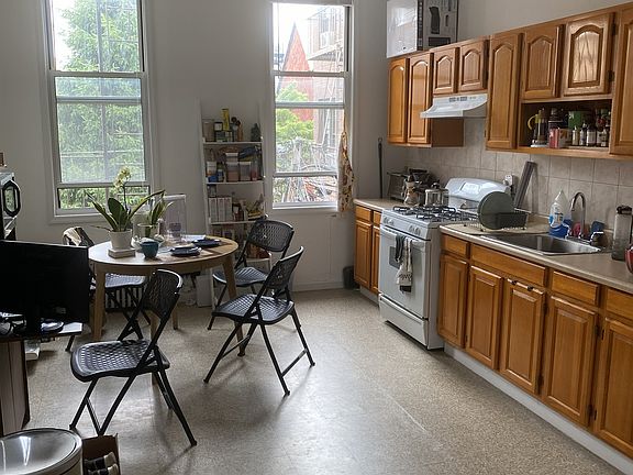 3rd image of 213 Nassau Ave APT 1R