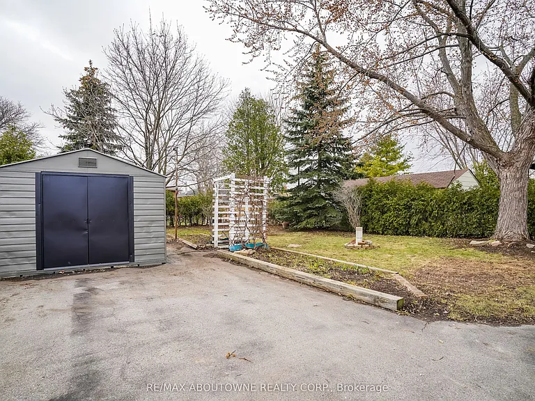 96 Mohawk Rd E — Photo 10