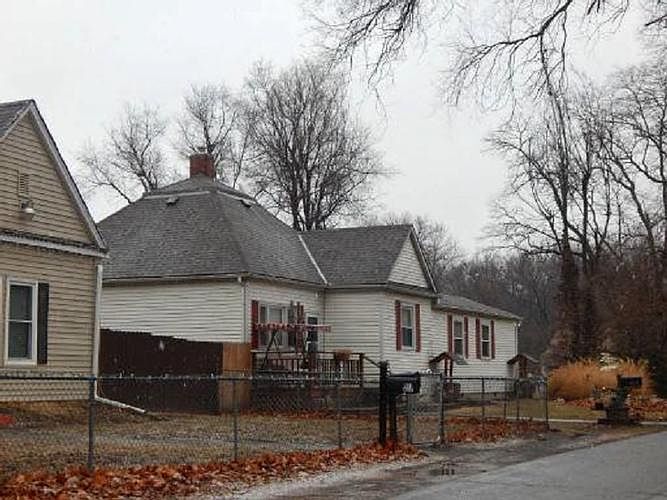 2nd image of 805 Thompson St