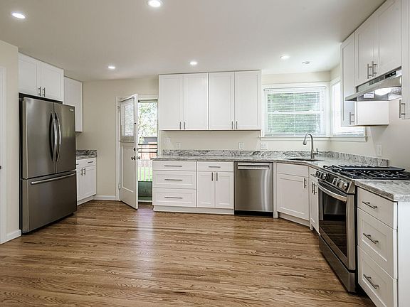 5th image of 363 E Oakwood Blvd