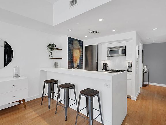 4th image of 14 W 14th St APT 7C