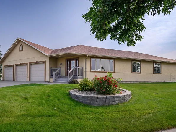 2781 Promontory Dr, Bismarck, ND 58503