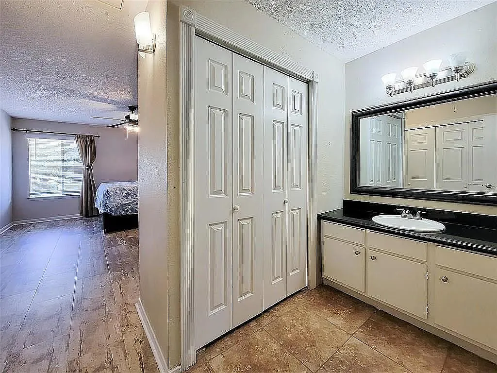 3 bed, 2.5 bath, 1382 sqft, $1,800 — Photo 2