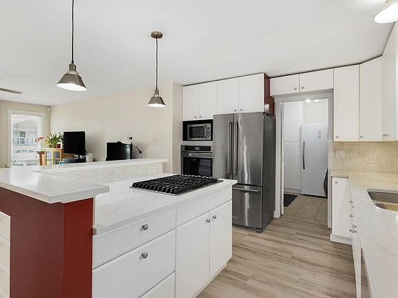 3rd image of 3187 Moorfield Rd